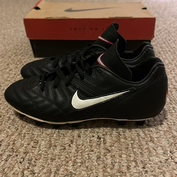 Vintage Nike Woman’s Tiempo Star Soccer Cleats - Picture 2 of 9